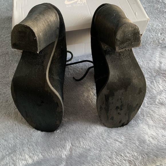 ⭐️Lucky Brand Heeled Oxford Suede Booties in Black⭐️ - Picture 4 of 4